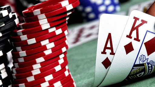 Live poker vs casino poker: dlaczego model gry przeciwko graczom różni się od gry przeciwko kasynu?